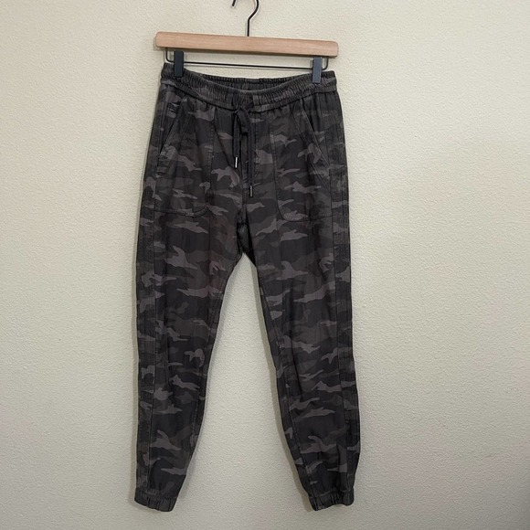 Athleta Camo Farallon Drawstring Elastic Waist Jogger Pants Black Olive Green 4 - Picture 7 of 16